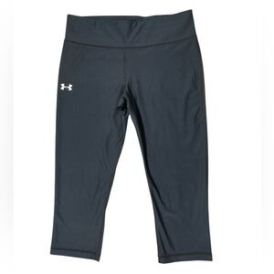 F2- Women’s Medium Under Armour Black Capri Athletic Leggings